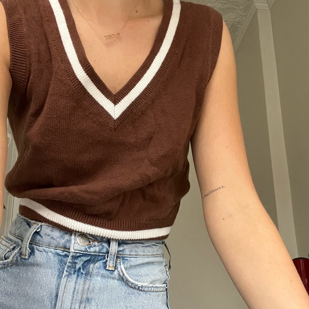 Aritzia Sunday Best cropped sweater vest!